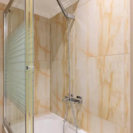 F & B Collection - 2 Bedroom Flat Apartment