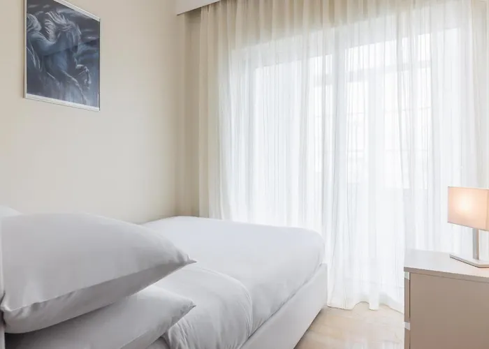F & B Collection - 2 Bedroom Flat *